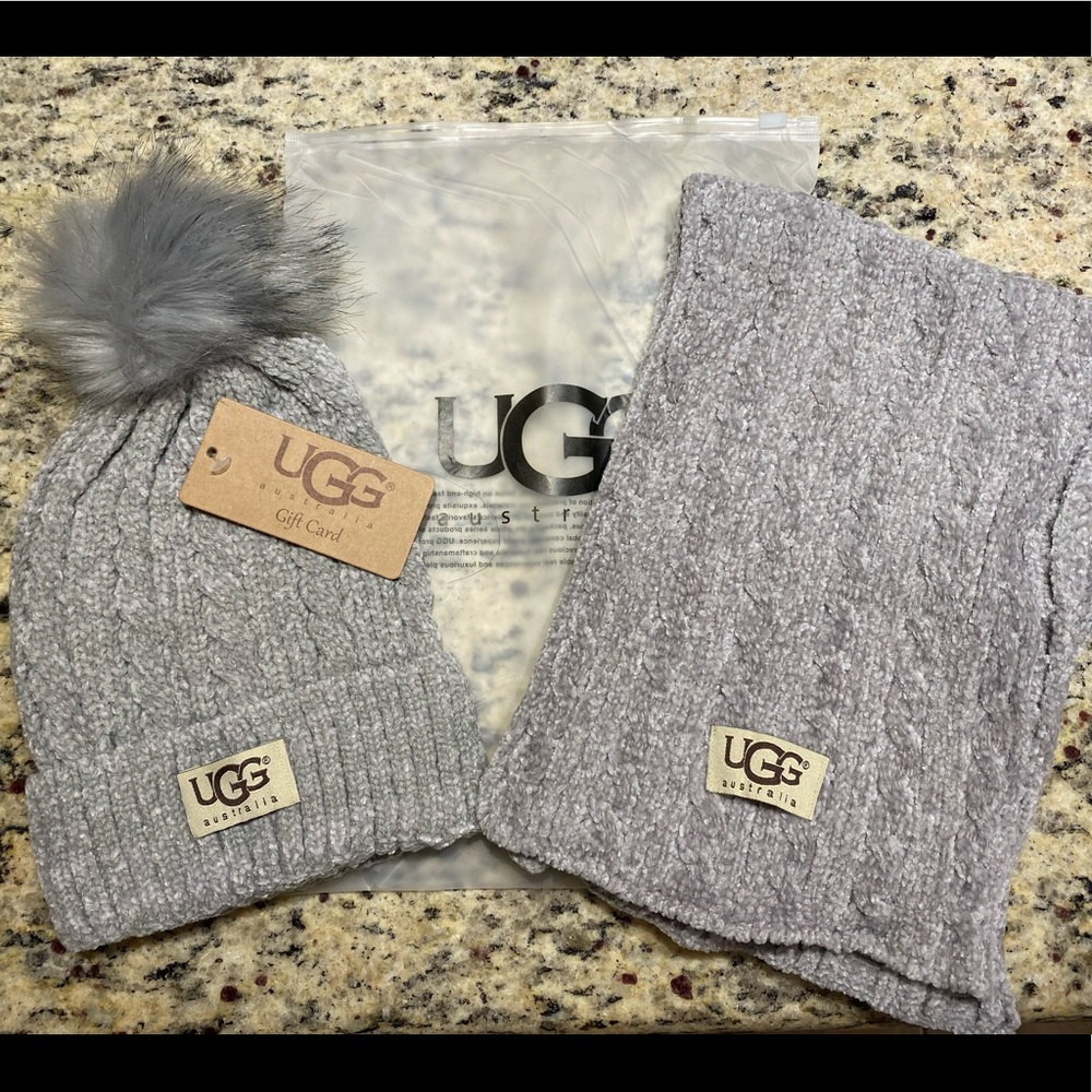 ❤️UGG beanie with matching scarf❤️